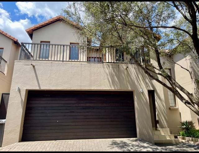 3 BEDROOM TOWNHOUSE FOR SALE IN MENLO PARK